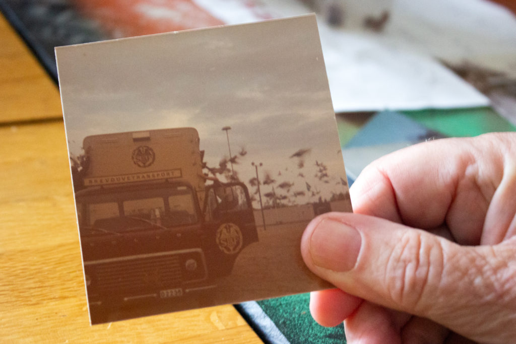 Lasse håller i en bild där duvorna släpps fria från lastbilen.