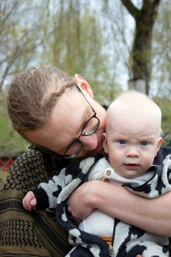 På bilden syns Fredrik som håller sin sex månader gamla son Aron i famnen.