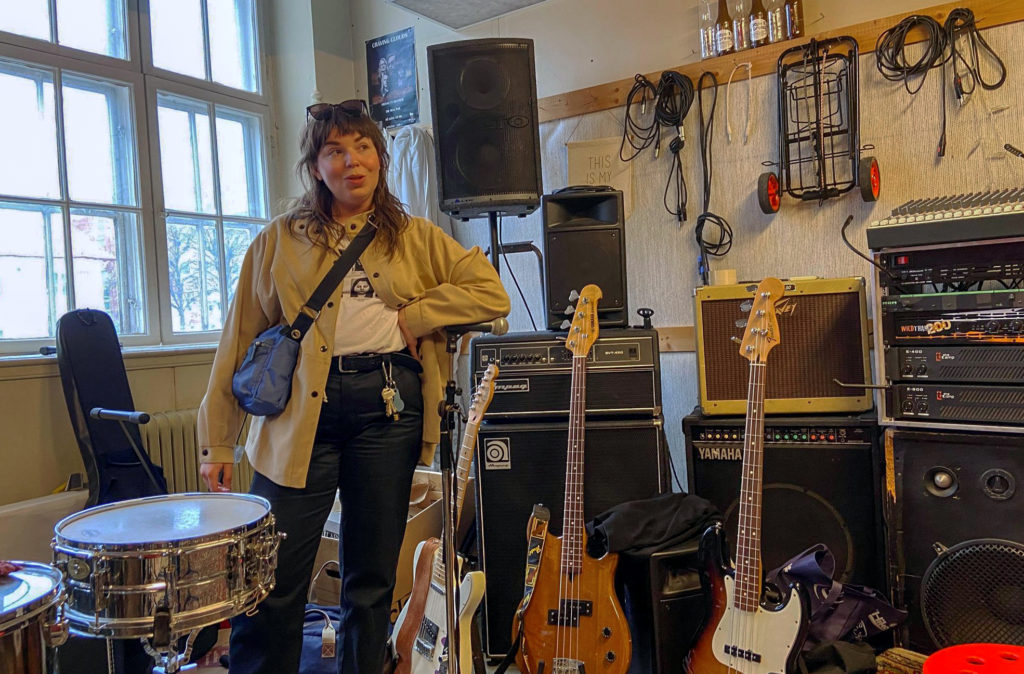 Desirées replokal är fullproppad med instrument på väggar och golv.