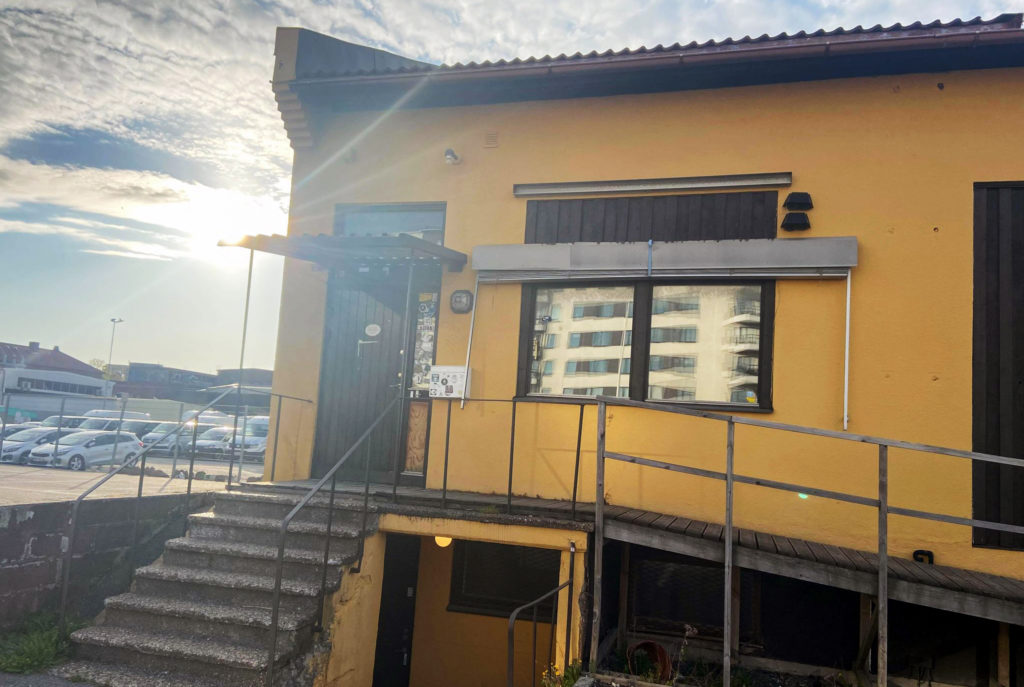 Truckstop Alaska med solnedgång i bakgrunden